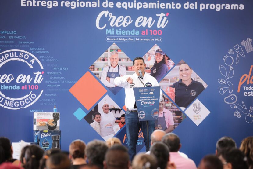 Entrega Gobernador Diego Sinhue apoyos del Programa “Creo en Ti, Mi Tienda al 100” a comerciantes en Dolores Hidalgo.
