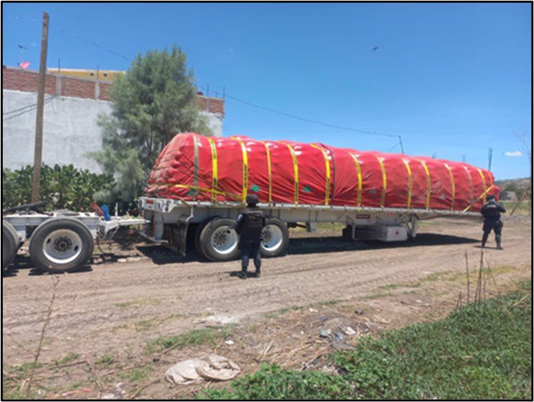 BOLETIN EMITIDO POR SSPEG: Aseguran efectivos de las FSPE en el municipio de Juventino Rosas, un tracto-camión con reporte de robo y recuperan la carga de 29 toneladas de maíz.