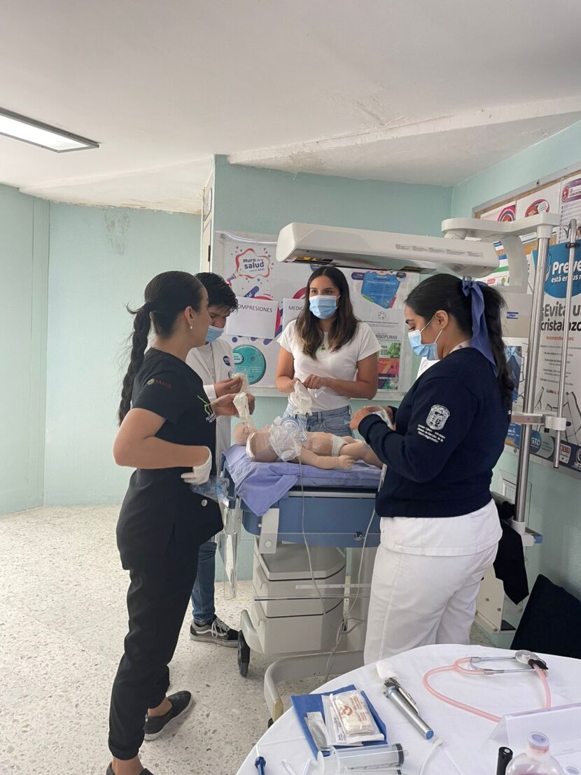 SSG ofrece actualización a estudiantes de medicina sobre “Reanimación Neonatal” en Uriangato.