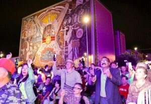 CELEBRAN A LOS PAPÁS CON EL CONCIERTO “LO MEJOR DEL ROCK EN ESPAÑOL” EN EL CENTRO HISTÓRICO