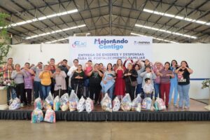 MELANIE MURILLO ENTREGA ENSERES DOMÉSTICOS A FAMILIAS SILAOENSES