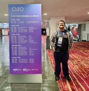 Alumno UG presenta proyecto para detectar gases contaminantes en congreso internacional CLEO