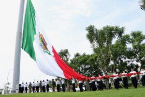 REFUERZAN IDENTIDAD NACIONAL Y VALORES CÍVICOS CON IZAMIENTO DE BANDERA MONUMENTAL