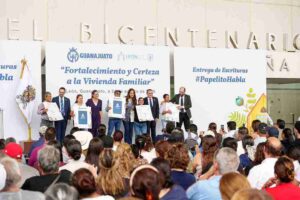 Entrega Gobernadora 300 Escrituras “Papelito Habla” en León