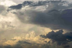 Calor, lluvias, ráfagas de viento y descenso de temperatura: meteorólogo de la UG advierte cambios en las condiciones del tiempo
