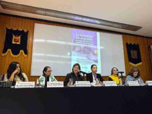 Las aportaciones académicas de la comunidad universitaria de la Universidad de Guanajuato (UG) se hacen presentes en la VIII Feria Internacional del Libro de las Universitarias y los Universitarios (FILUNI), celebrada por la Universidad Nacional Autónoma de México (UNAM), en la que tuvo lugar la presentación editorial La economía en morado: los retos del desarrollo en México desde miradas de mujeres economistas, con la participación de la Rectora General, Dra. Claudia Susana Gómez López.   La presentación, realizada en el auditorio Narciso Bassols de la Facultad de Economía de la UNAM, reunió a sus autoras las economistas:  doctora en Análisis Económico y Economía Cuantitativa Claudia Susana Gómez López, Rectora General de la UG; la candidata a doctora en Historia Lorena Rodríguez León, Directora de la Facultad de Economía de la UNAM; y a la doctora en Relaciones Internacionales e Integración Europea María Isabel Osorio Caballero, Académica de la Facultad de Economía de la UNAM.   Asimismo, las también académicas Eva Arceo Gómez, Directora de la División de Economía del Centro de Investigación y Docencia Económicas, A.C. (CIDE) y doctora en Economía; Marcela Amaro Rosales, Directora del Instituto de Investigaciones Sociales de la UNAM y doctora en Ciencias Sociales; Monika Meireles del Instituto de Investigaciones Económicas de la UNAM y quien cuenta con doctorado por el Programa de Posgrado de Estudios Latinoamericanos de la UNAM; además del testimonio de la Dra. Lucero Ibarra Rojas, Directora General del CIDE, fueron las encargadas de comentar esta obra académica, en la que, desde sus respectivos campos de estudio, aportaron reflexiones en torno a los planteamientos vertidos por las coordinadoras de la obra editorial.   Durante la presentación se destacó la importancia de incorporar la perspectiva de las mujeres en el análisis de los principales desafíos económicos del país. Por lo que, en su intervención, la doctora Gómez López, explicó se trata de un trabajo académico de mujeres economistas el cual surgió con el objetivo de ofrecer una visión distinta a la que tradicionalmente ha predominado en la disciplina económica.   Señaló que la publicación busca complementar los enfoques convencionales mediante una mirada feminista que también observa los hogares, las redes de colaboración y el cuidado, como las condiciones estructurales que influyen en las oportunidades de las personas.   Subrayó la necesidad de reconocer el valor económico y social del trabajo doméstico y de cuidados, actividades que históricamente han permanecido invisibilizadas en indicadores económicos.   En su crítica a las recomendaciones tradicionales de política económica, puntualizó si bien no son malas, tienen “lo que llamamos puntos ciegos”, por ello la importancia de este eje transversal de una “mirada morada”, desde la que se busca la atención con políticas públicas con enfoque de género lo que encamine a reducir las desigualdades: “Nosotras vemos barreras estructurales, segregación y violencia”, aseveró la Rectora General de la UG.   La presentación concluyó con una invitación a reflexionar desde el optimismo y compromiso colectivo, al recordar el libro es un primer esfuerzo para seguir visibilizando las contribuciones de las mujeres a la economía y promover soluciones que permitan avanzar hacia un país con mayores niveles de igualdad y bienestar, en el que afirmaron: otro México es posible.   La Universidad de Guanajuato mantiene su presencia en la FILUNI del 25 al 30 de agosto, a través del Programa Editorial Universitario, con las novedades de su catálogo en el stand número 146 en el Centro de Exposiciones y Congresos de la UNAM.  Conoce más detalles de la participación UG en el Programa general | VIII Feria Internacional del Libro de los Universitarios 2026. 