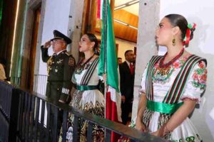 CELEBRA LORENA ALFARO EL GRITO DE INDEPENDENCIA JUNTO A MILES DE IRAPUATENSES EN EL JARDÍN PRINCIPAL