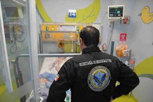 Cuando la seguridad abraza la infancia: las FSPE cambian patrullas por sonrisas en el Hospital Pediátrico de León