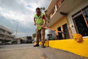 MEDIANTE UN OPERATIVO, LIBERAN VIALIDAD Y BANQUETAS EN EL CENTRO DE SILAO TRAS REPORTES CIUDADANOS