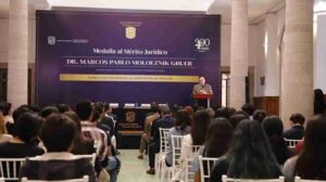 UG entrega la Medalla al Mérito Jurídico al Dr. Marcos Pablo Moloeznik Gruer