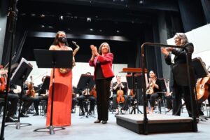 Con la batuta de Grace Echauri, la OSUG estrena obra de Leticia Armijo y reconoce el legado sinfónico femenino