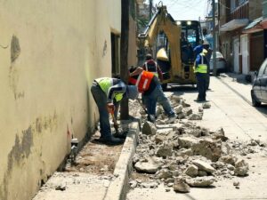 Rehabilitan red de agua en el callejón del Oso y la calle Esperanza