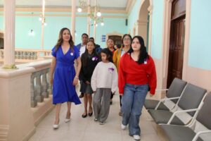 VIVEN 5 NIÑAS Y MUJERES LA EXPERIENCIA  DE PRESIDENTA POR UN DÍA