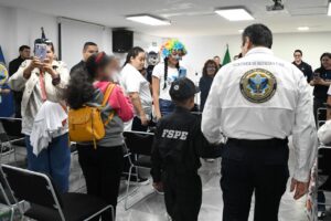 Cumplen infancias su sueño: ser policías por un día