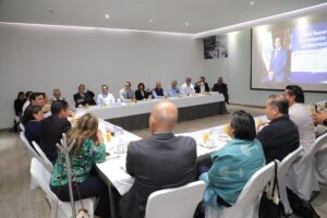 OFRECE GOBIERNO DE LA GENTE ESCUCHA Y DIÁLOGO A COLEGIO DE PROFESIONISTAS