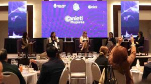 Esta es una llamada a la vinculación: Rectora General de la UG participa en panel sobre tecnología, educación y empleo