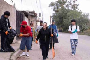 LIMPIAN Y DAN MANTENIMIENTO A ESPACIOS PÚBLICOS DE EL COECILLO