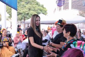 MELANIE MURILLO CONVIVE CON ADULTOS MAYORES EN CELEBRACIÓN DE DÍA DE MUERTOS